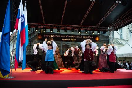 Presenetljiv odziv ob prvem dnevu praznovanja 50. Dnevov narodnih noš in oblačilne dediščine v Kamniku (7)